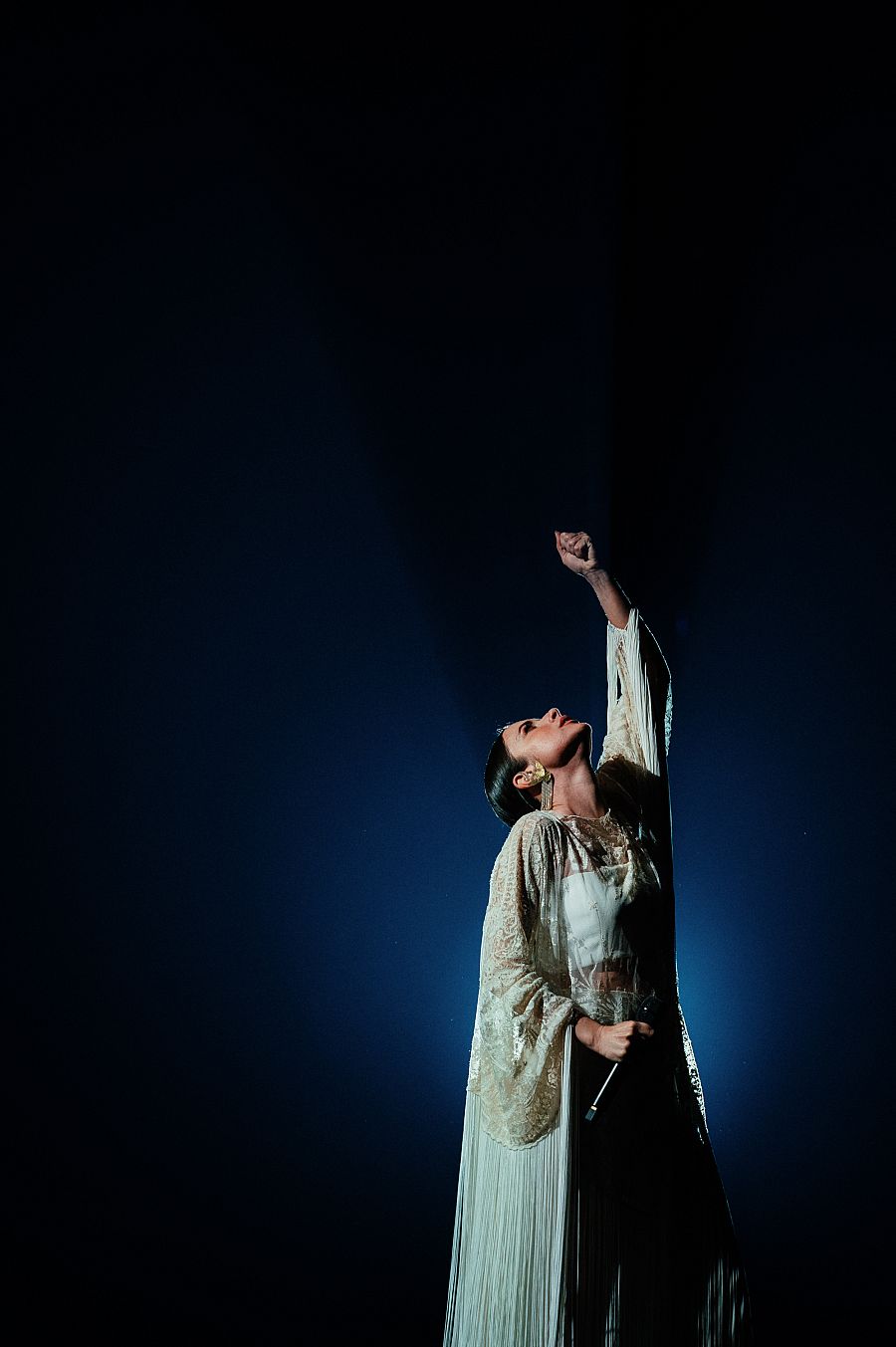 Blanca Paloma canta "Eaea" vestida de blanco y con un mantón de manila en el Festival da Canção 2023