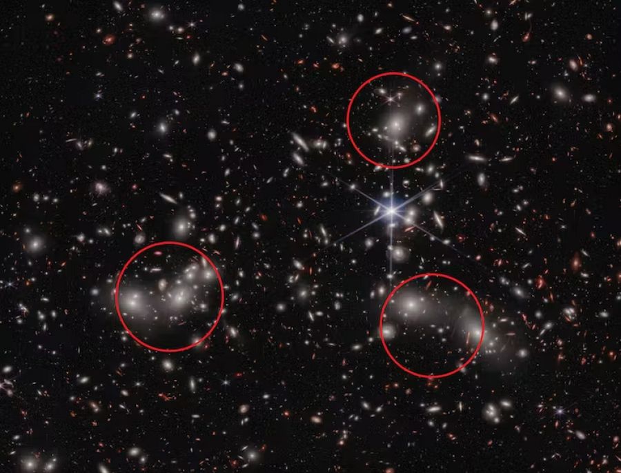 Agrupaciones de galaxias del cúmulo de Pandora, situadas a unos 4000 millones de años luz de la Tierra. NASA, ESA, CSA, I. Labbe (Swinburne University of Technology), R. Bezanson (University of Pittsburgh), A. Pagan (STScI).