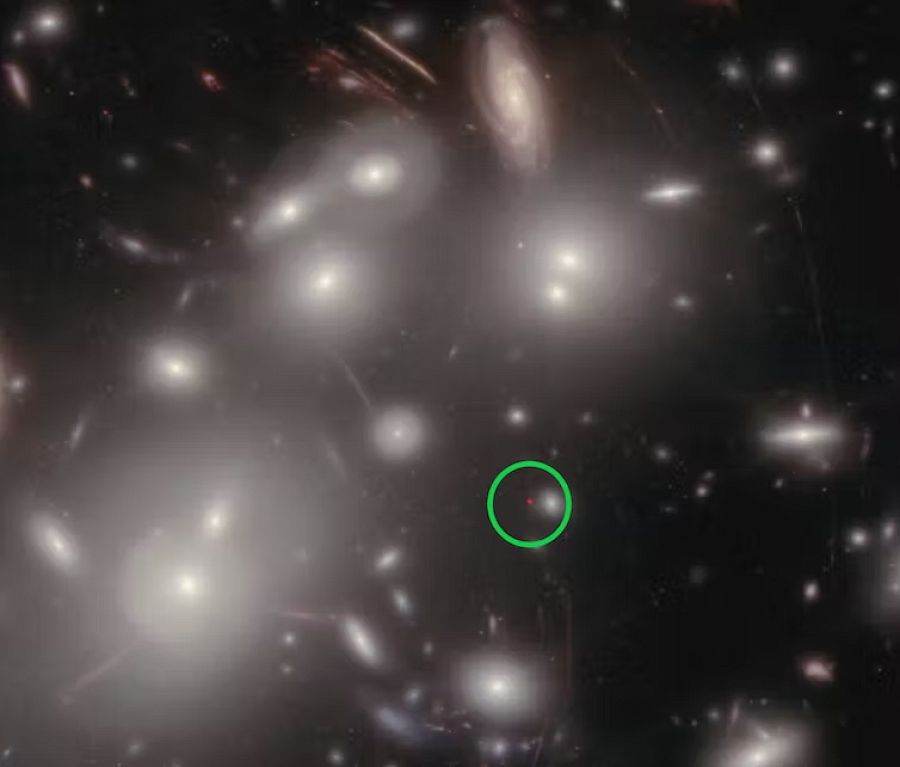 El punto rojo en esta nueva instantánea del James Webb podría indicar la existencia de un agujero negro supermasivo formado en el Universo primitivo. NASA, ESA, CSA, I. Labbe (Swinburne University of Technology), R. Bezanson (University of Pittsburg