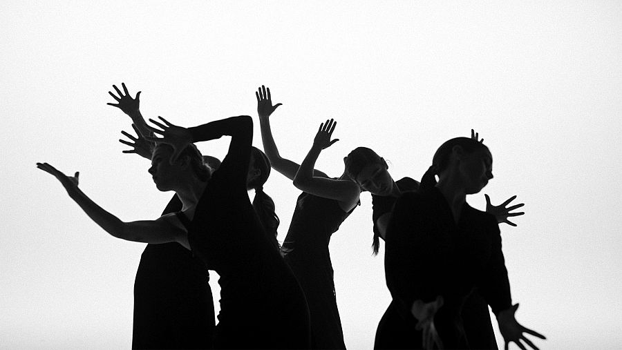 Paloma Scharfhausen, Angélica Moyano, Paula Valbuena, Paula Gironi y Amanda Nóbrega durante el videoclip de "Eaea"
