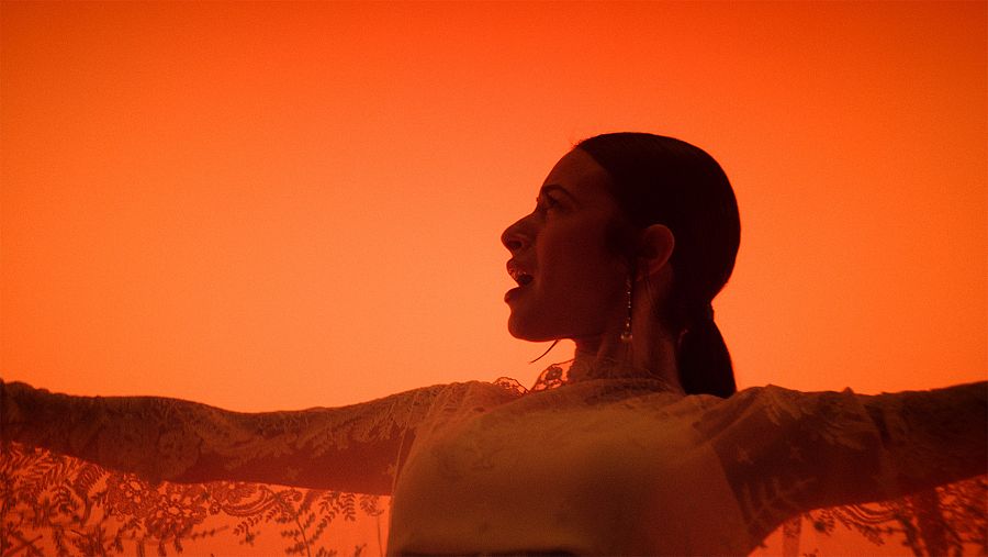 Blanca Paloma con el poncho de encaje y flecos en el videoclip de "Eaea"