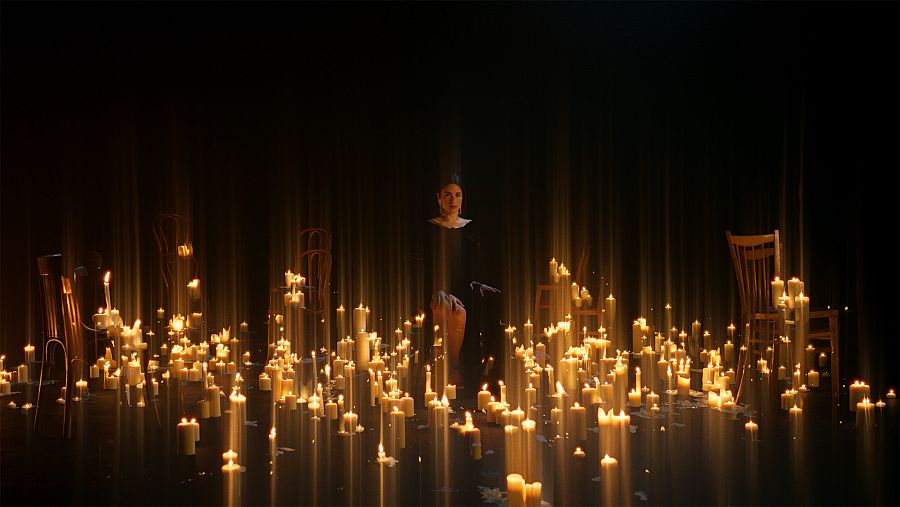 Blanca Paloma rodeada de más de 300 velas en el videoclip de "Eaea"