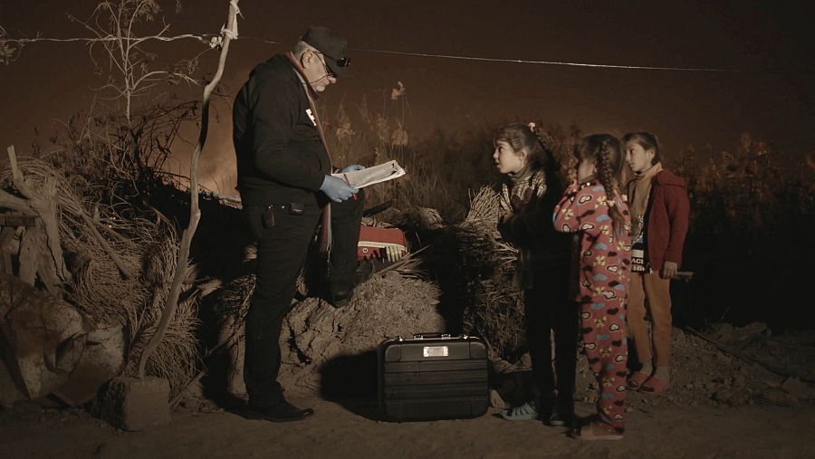 Shukri Al-Hassan catedrático de Contaminación Ambiental recoge muestras de orina de los niños