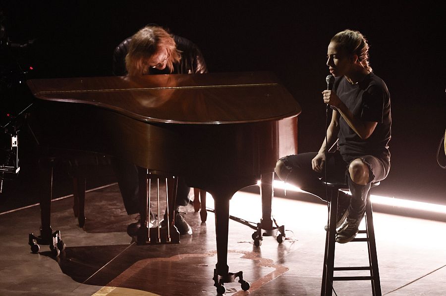 Lady Gaga canta "Hold my hand" en los Oscar