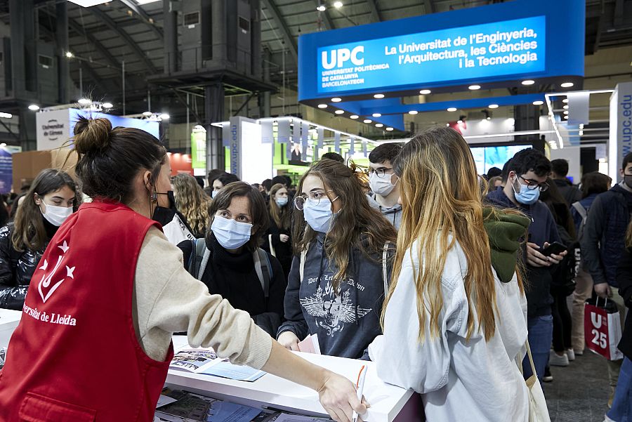 Els estudiants universitaris resolen dubtes dels joves