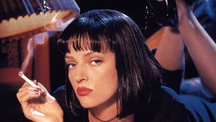 La actriz Uma Thurman fumando un cigarrillo en una escena de "Pulp Fiction"