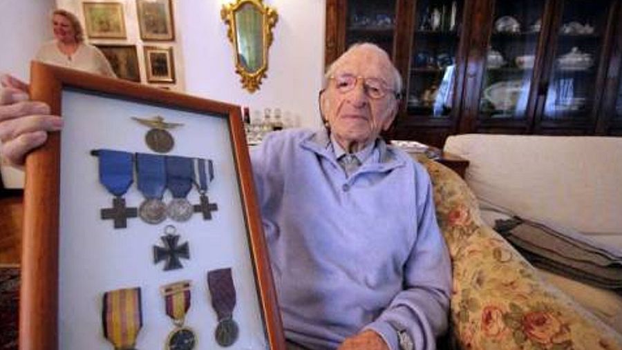 Luigi Gnecchi, uns dels pilots italians que van bombardejar Barcelona a la Guerra Civil, mostrant les seves medalles: dues d'espanyoles i la creu de ferro de l'Alemanya nazi