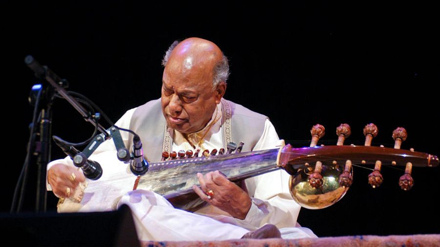 Alí Akbar Khan, músico indio, tocando el instrumento musical llamado sarod