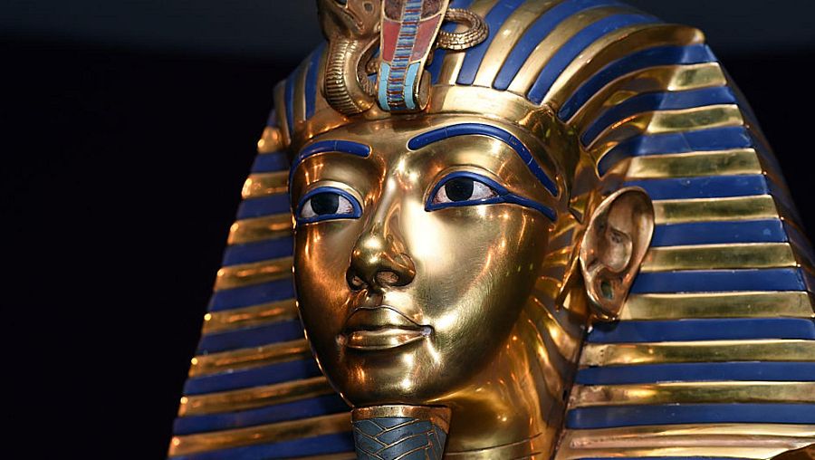 Fotografía de la máscara funeraria de oro de Tutankamón en la que se pueden apreciar todos sus ornamentos de colores