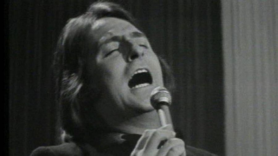 El artista Nino Bravo cantando en televisión
