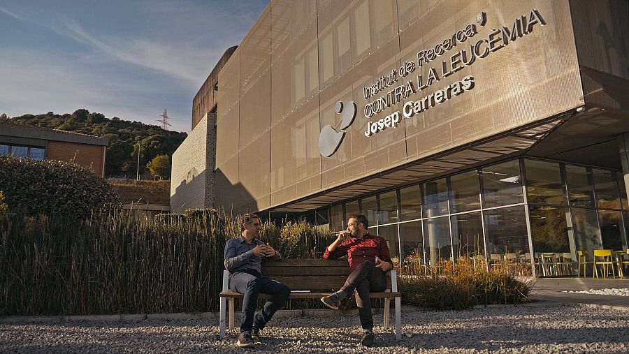 Manel Esteller y Pere Estupinyà conversan en el Instituto de Investigación de Leucemia Josep Carreras