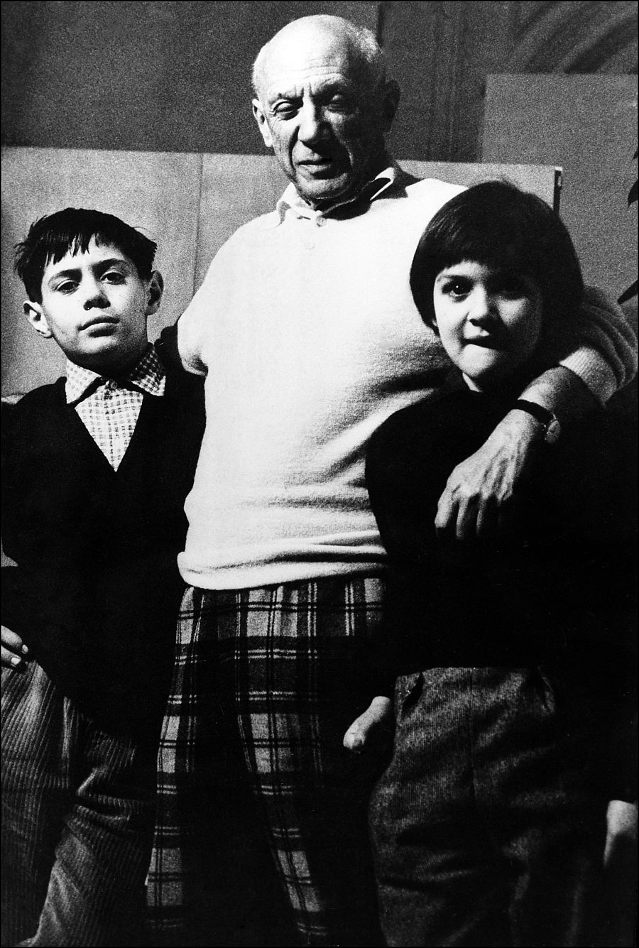 Pablo Picasso con sus hijos Francoise Gilot y Paloma Picasso