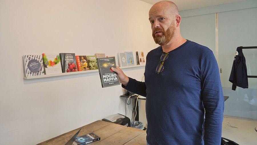 Periodista Woulter Laumans con su libro "Mocro Maffia"