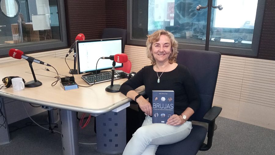 Adela Muñoz, autora de "Brujas. La locura de Europa en la Edad Moderna" en los estudios de RNE