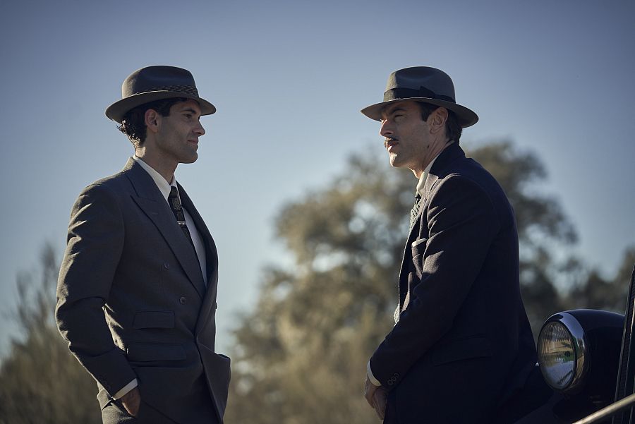 Manuel (Tamar Novas) y Guillermo García (Javier Rey) en 'Los pacientes del doctor García'