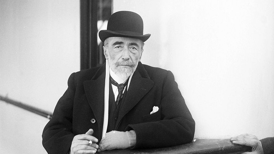 Fotografía en blanco y negro de Joseph Conrad, autor de la novela "Tifón"