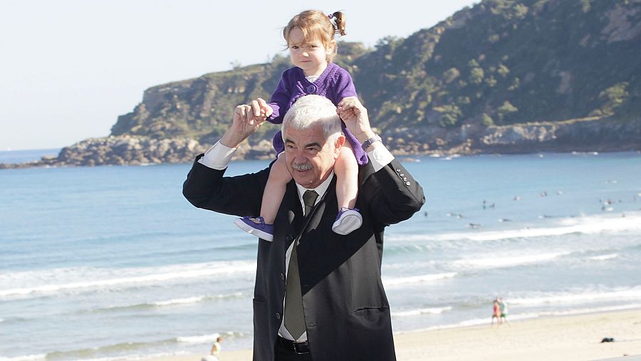 Pasqual Maragall con su nieta en hombros, en la portada del documental "Bicicleta, cuchara, manzana"