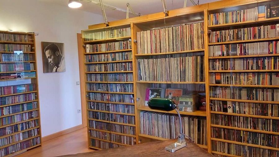 Otra parte de la colección de vinilos y los CD que alberga el espacio