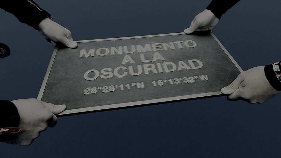 MONUMENTO A LA OSCURIDAD (2022) EUGENIO MERINO Y MIGUEL G. MORALES