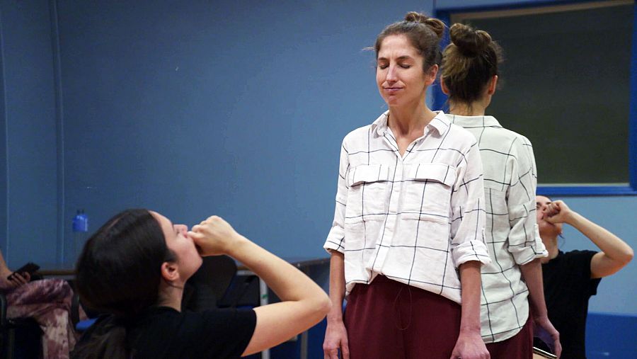 Paula Quintana y Blanca Paloma durante un ensayo de la puesta en escena de "Eaea"