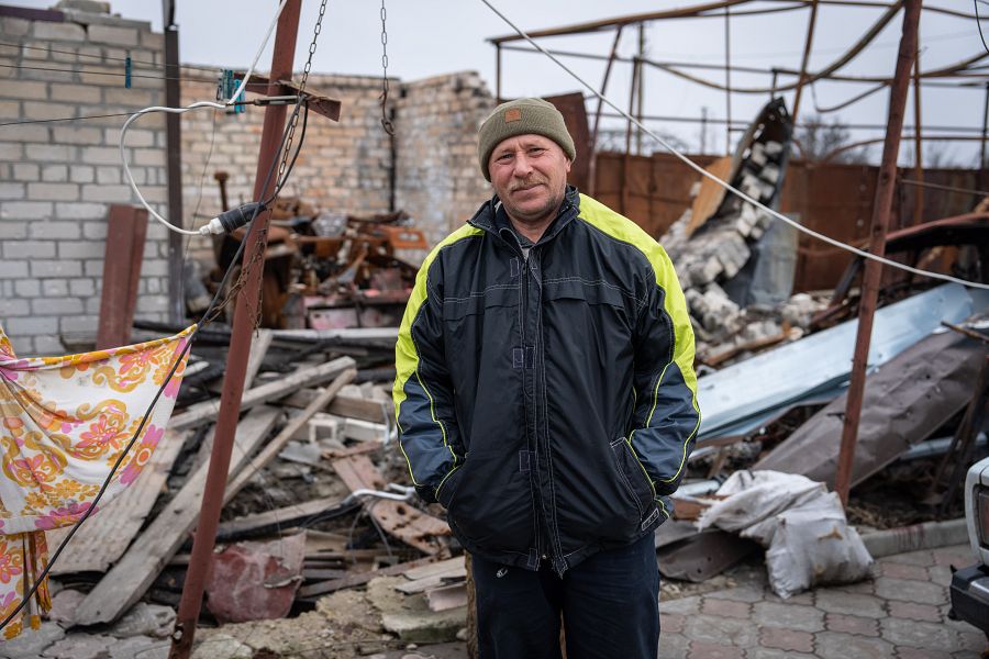 Valeriy frente a las ruinas de su pueblo