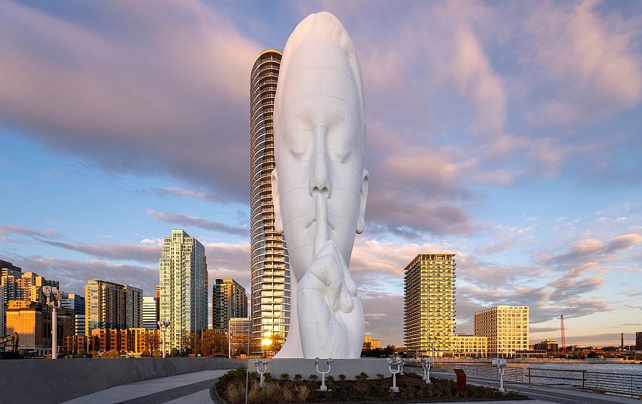 Una escultura de 24 metros que pide silencio e invita a la reflexión