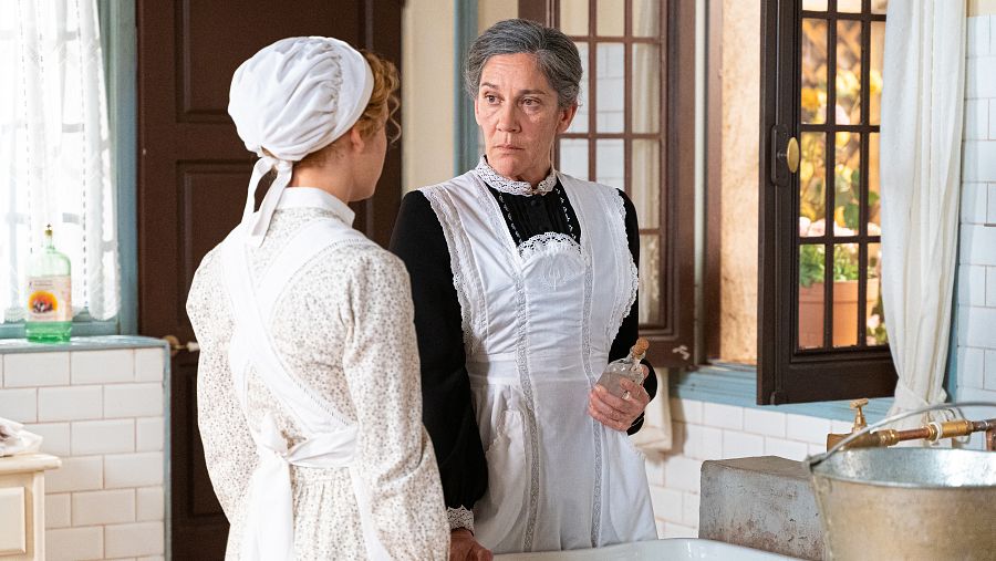 Petra pasa a ser una criada más en la casa