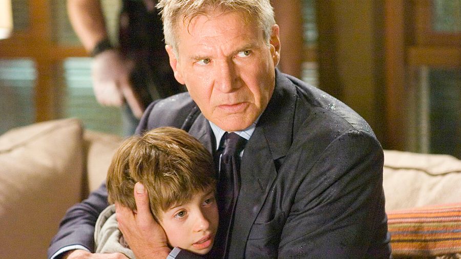 Jack Stanfield, papel de Harrison Ford en Firewall, abrazando a su hijo