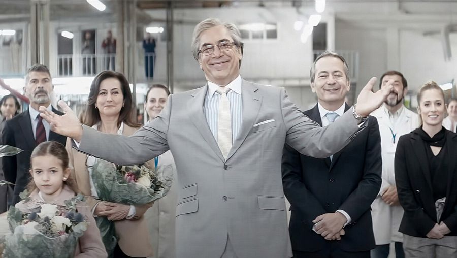 Javier Bardem actuando como Julio Blanco, propietario de la empresa Básculas Blanco en la película "El buen patrón"