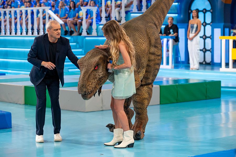 Ramón García y Cristinini, con el Dinosaurio Nico