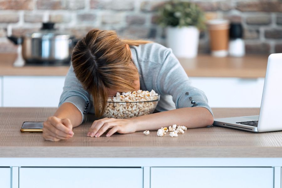 Persona con fatiga dormida sobre la mesa