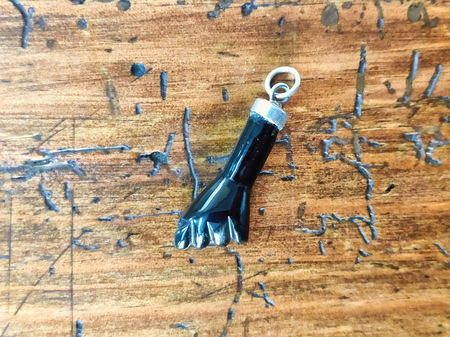 Amuleto de azabache hecho a mano con forma de puño cerrado.
