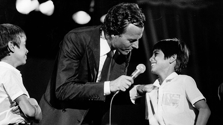 Julio Iglesias con Julio José y Enrique