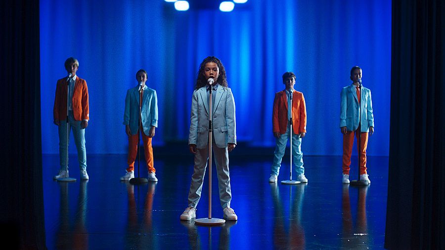 Sandra Valero junto a sus bailarines en el videoclip de "Loviu"