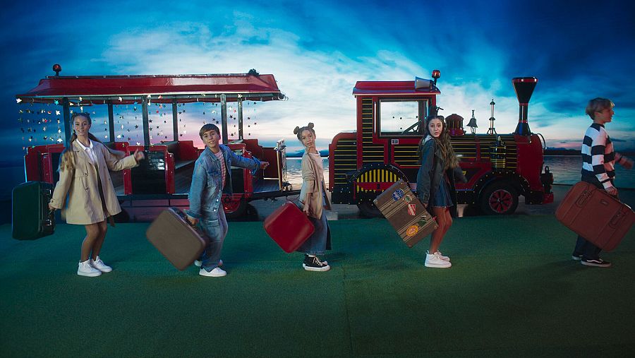 Sandra Valero, Blanca Miralles, Nayeli Ruiz, Mario Falero y Jesús Montero en el videoclip de "Loviu"