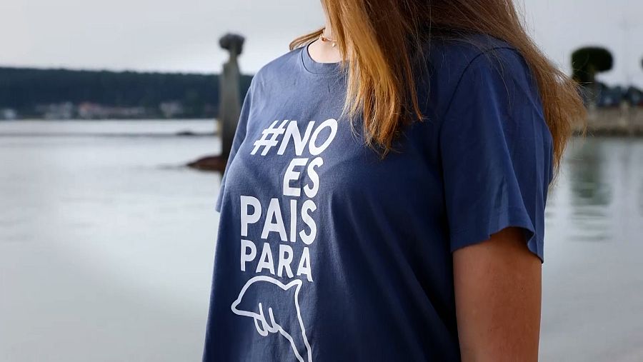 Olivia Mandle mostra la seva samarreta amb el lema "No és país per a dofins".
