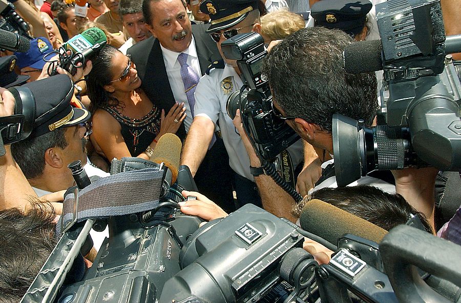 El ex alcalde de Marbella, Julián Muñoz e Isabel Pantoja rodeados de prensa en Marbella
