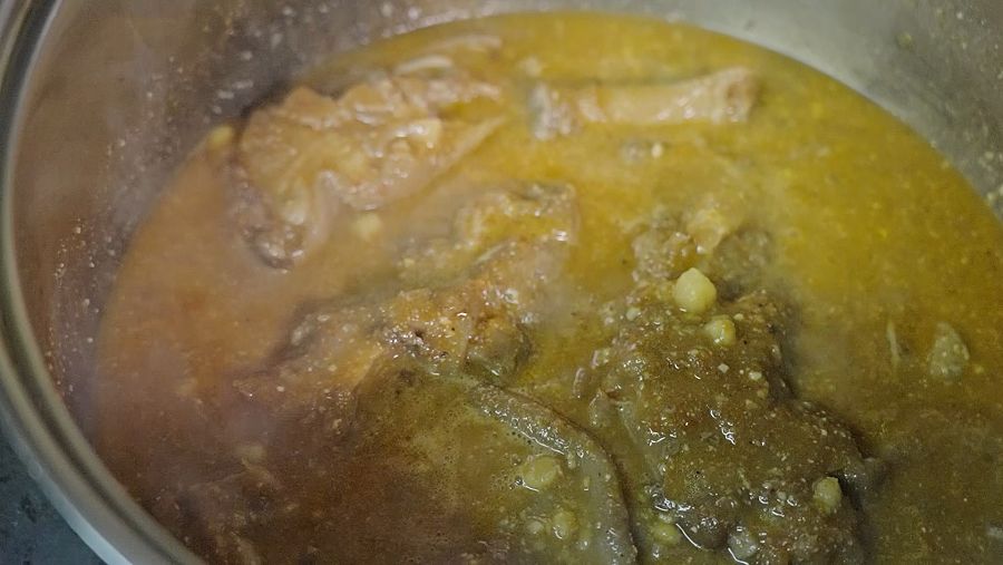 Cassola de peus de porc fent-se al foc a 'La Recepta Perduda'.
