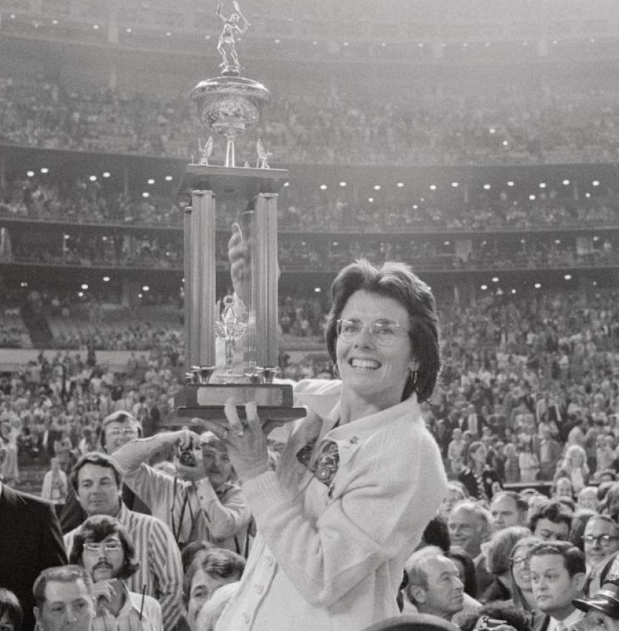Billie Jean King con el trofeo que ganó en la Batalla de los Sexos