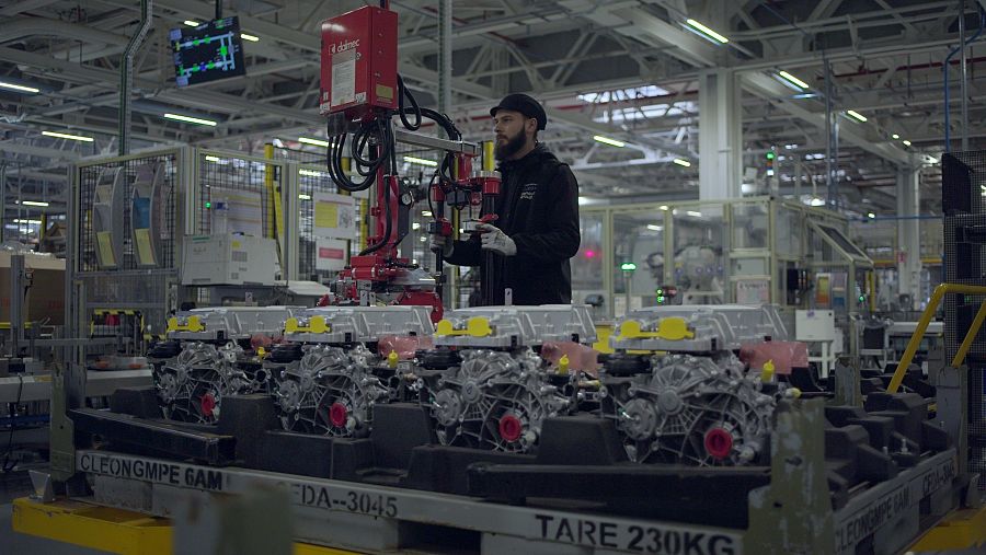 Un operario en fábrica de coches eléctricos