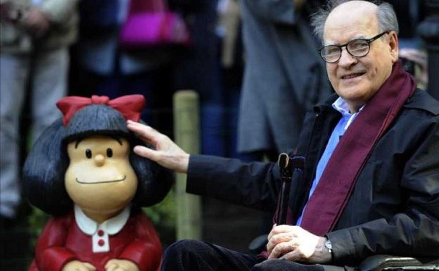 Quino posa junto a una estatua de Mafalda