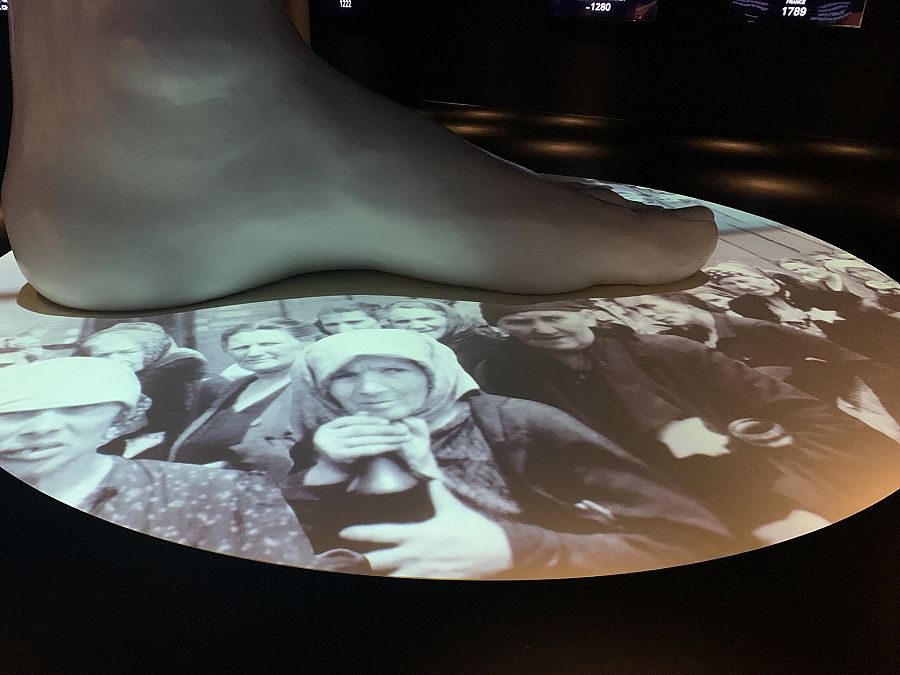 Escultura "La dignidad pisoteada" en el Museo Internacional del CICR