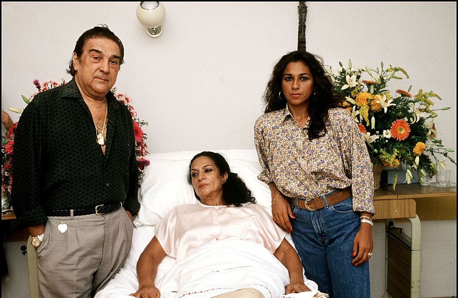 La cantante Lola Flores con su marido, Antonio González "El pescailla", y su hija Lolita, posando en el hospital