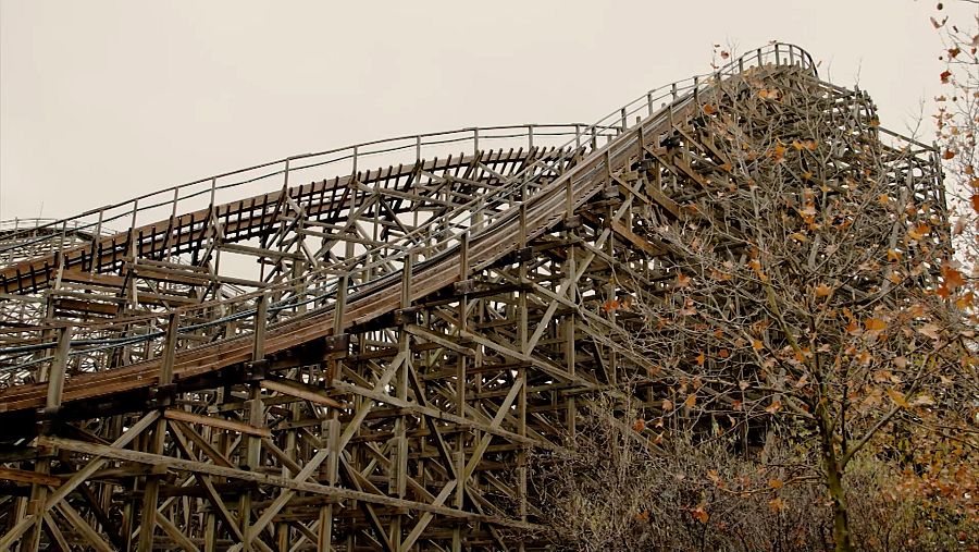 La montaña rusa de madera del parque Warner