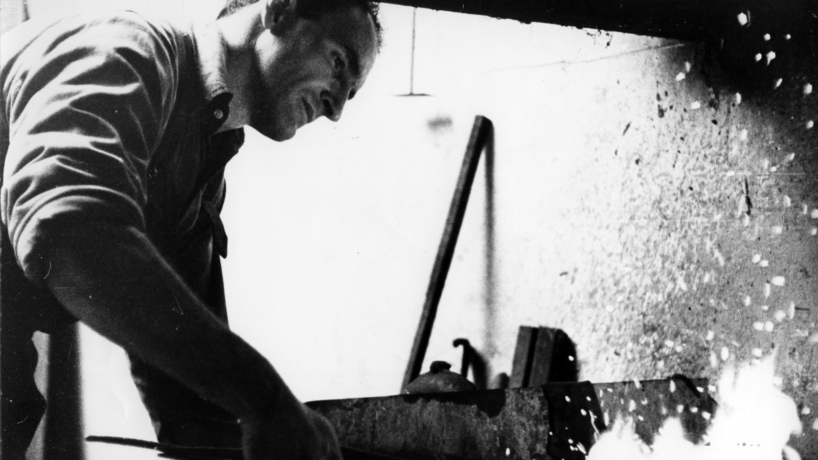 En 1952, un joven Eduardo Chillida trabaja en la forja de Hernani