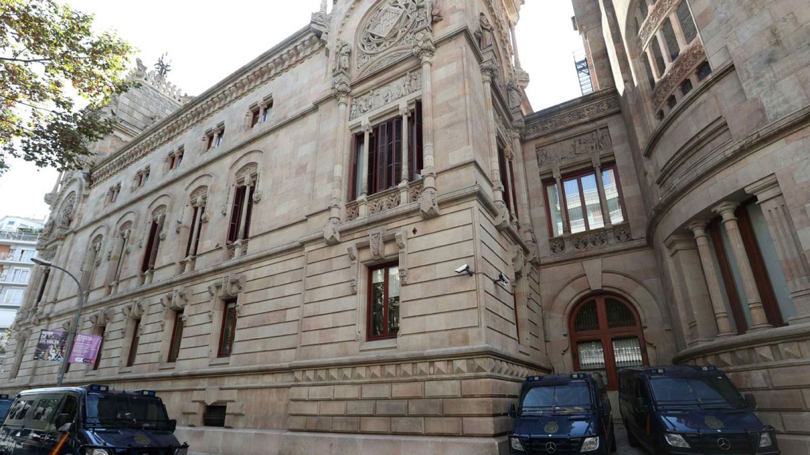 Absolt un agent de la Guàrdia Urbana de Barcelona per disparar un home sense llar