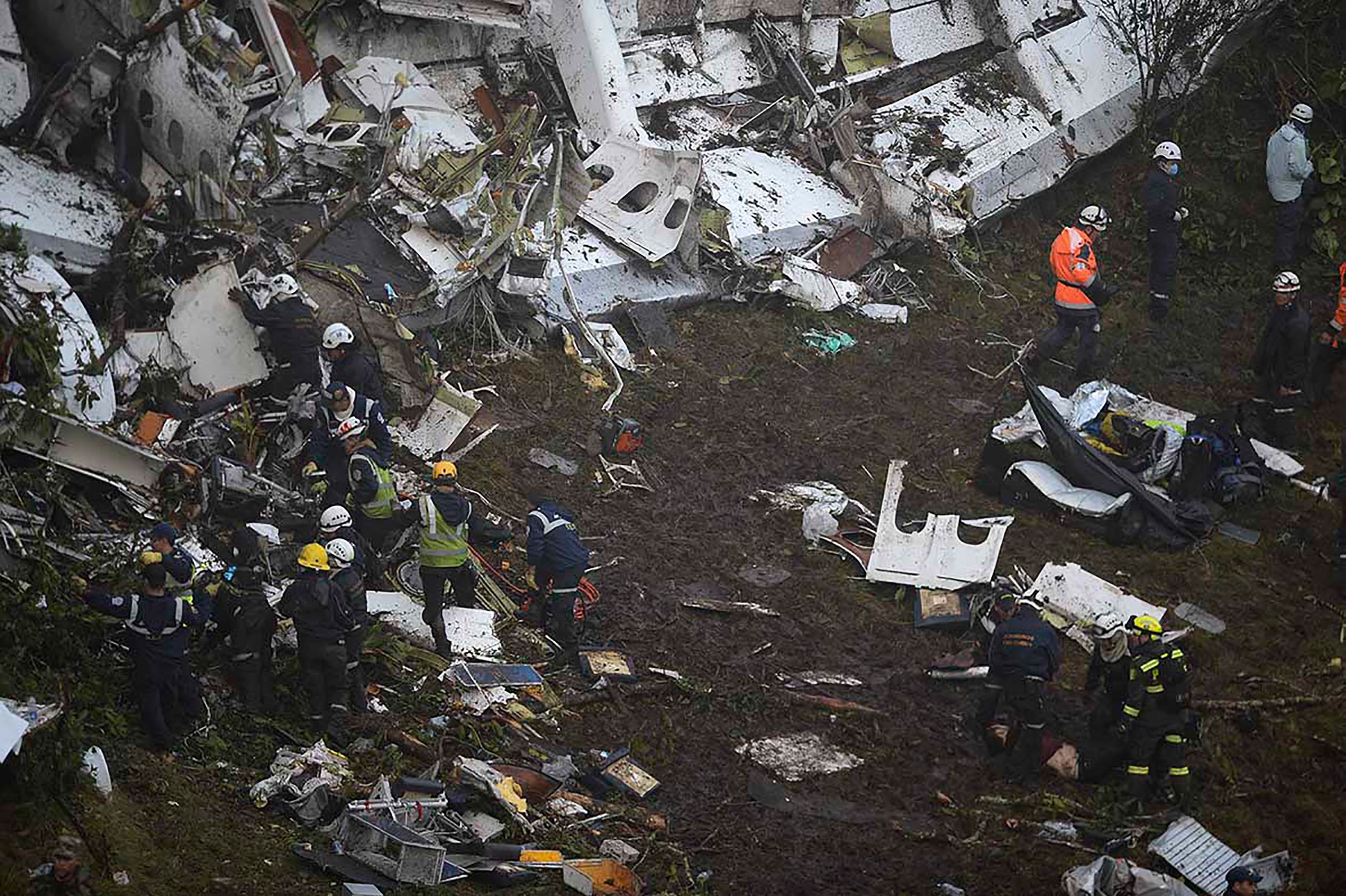 Accidente de avión en Colombia Miembros de los equipos de rescate inspeccionan el fuselaje del avión de LAMIA siniestrado en Colombia.