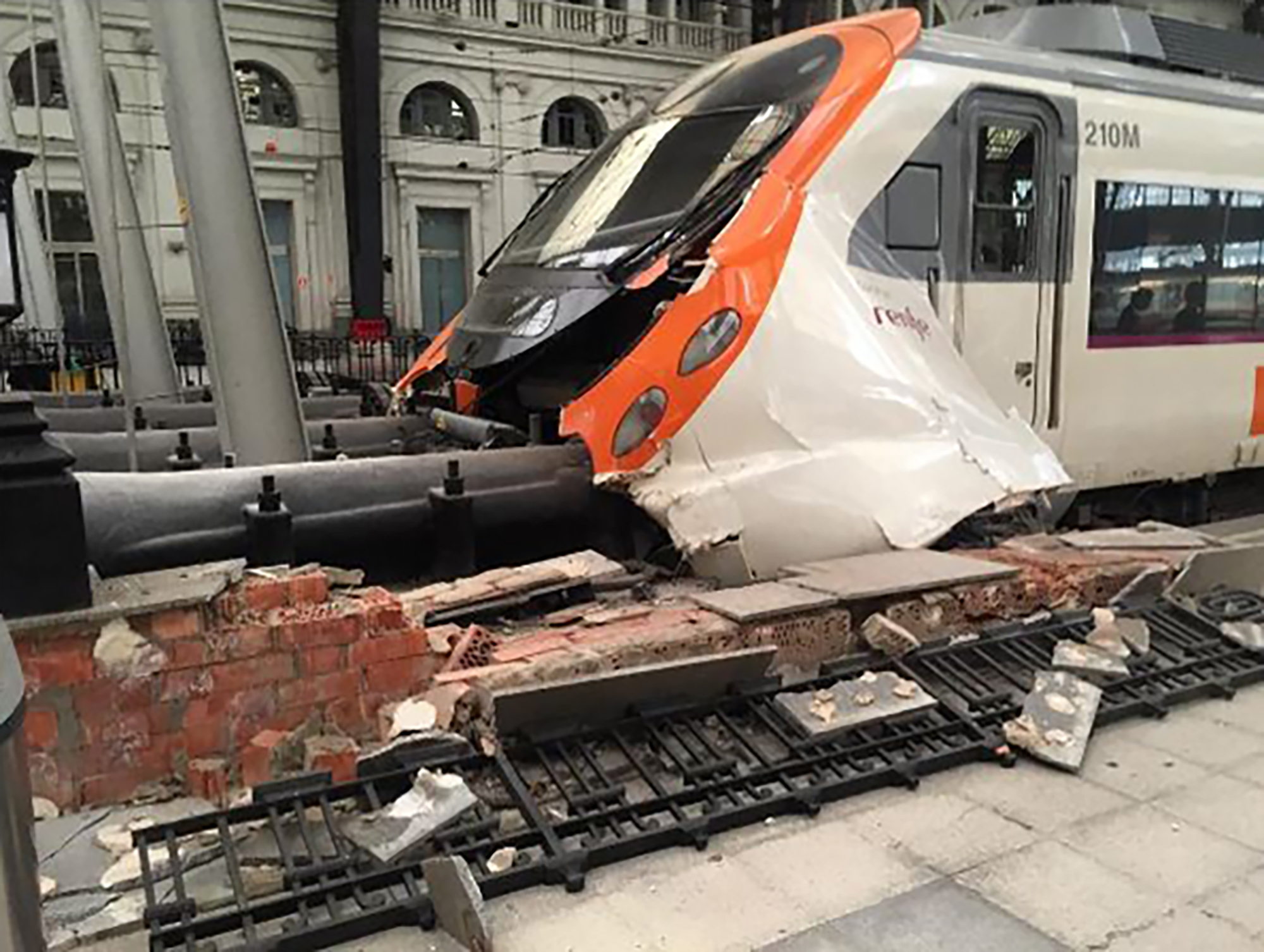 El accidente de Cercanías de Barcelona, en imágenes El accidente de Cercanías de Barcelona, en imágenes