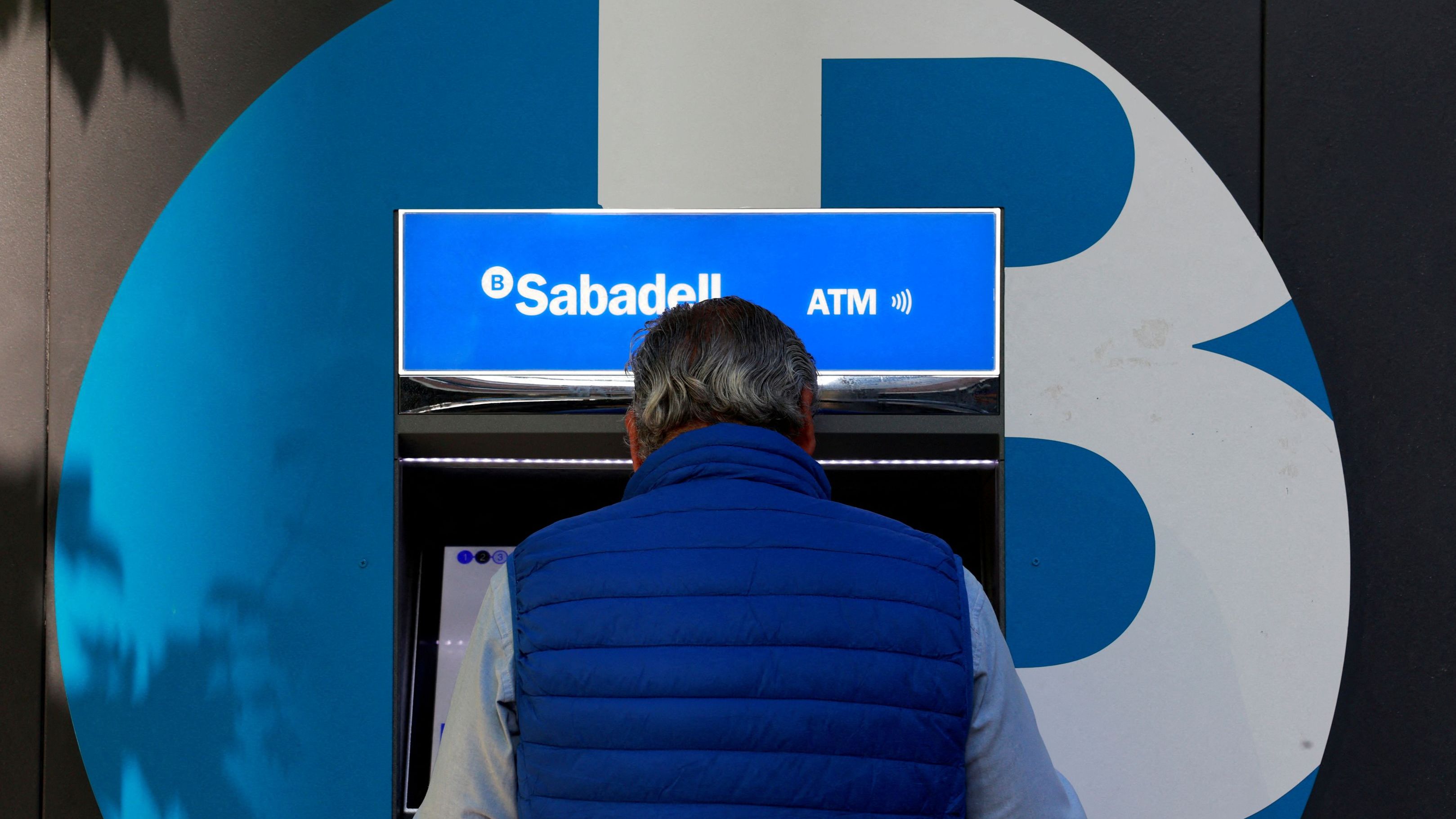 Accionistas minoritarios del Sabadell se agrupan contra la opa del BBVA