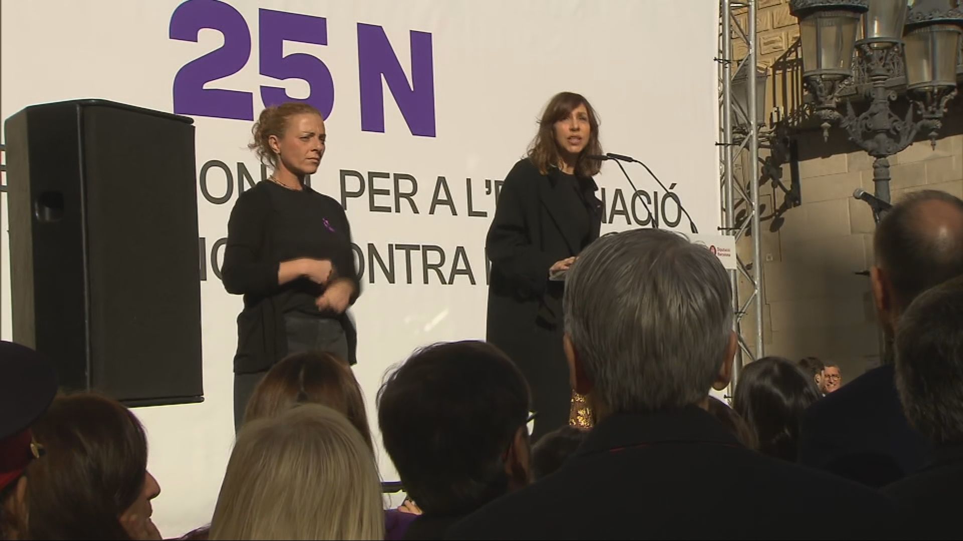 Acte institucional del 25N a la plaça Sant Jaume